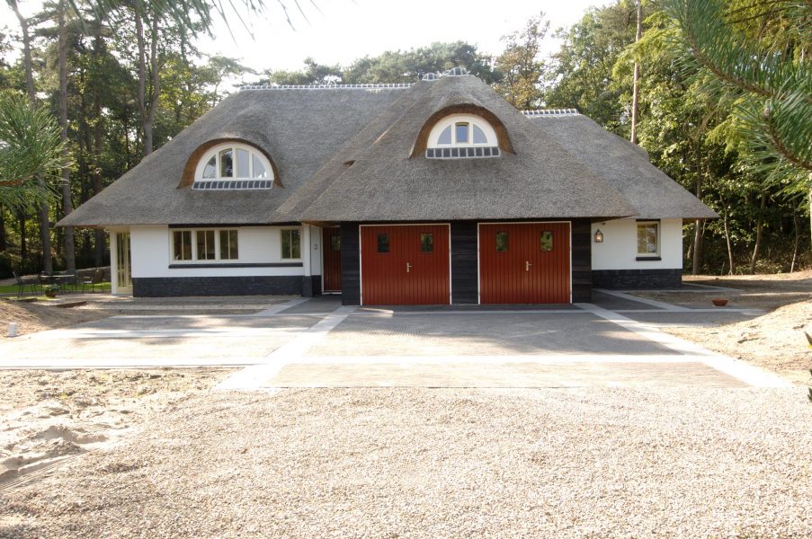 Opvallende garagedeuren geven het een eigen uitstraling