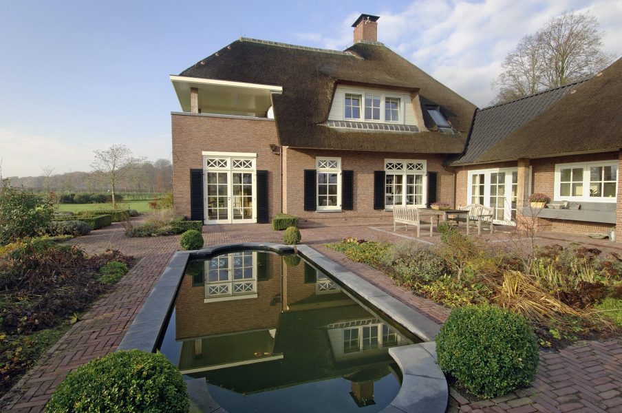 Het markante overkapte balkon met uitkijk over het landschap