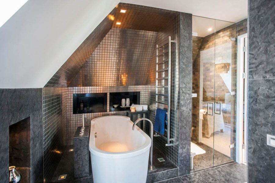 Luxe badkamer met vrijstaand bad
