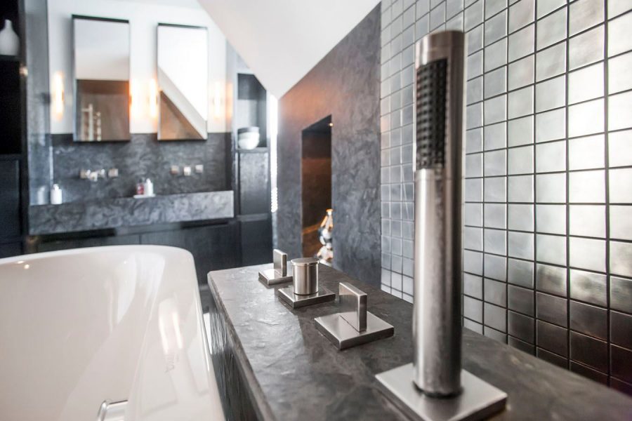 Badkamer met luxe natuurstenen uitstraling