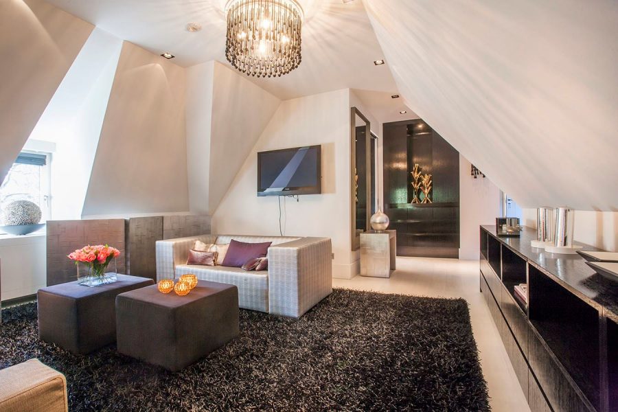 Luxe lounge kamer op de eerste verdieping