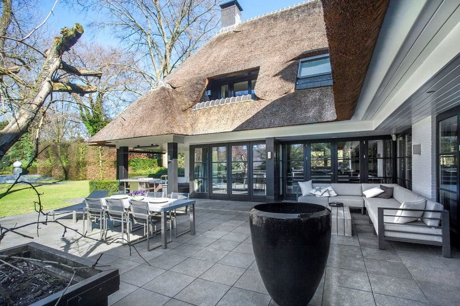 Terras met tuinmeubelen en openslaande deuren