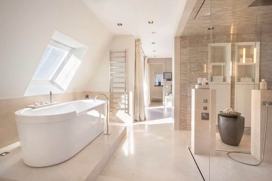 Luxe onder architectuur gebouwde badkamer