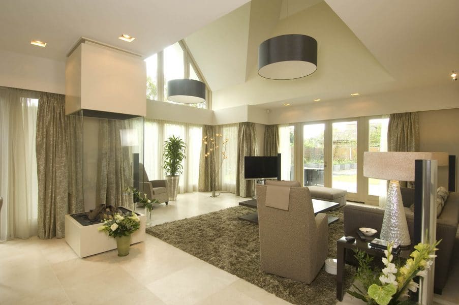 De living met hoog plafond