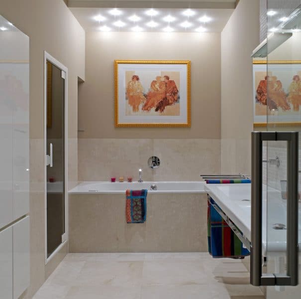 Badkamer met natuurstenen vloer