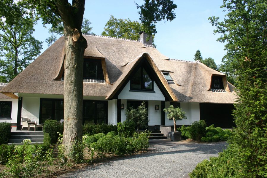 Luxe rietgedekte villa bouwen