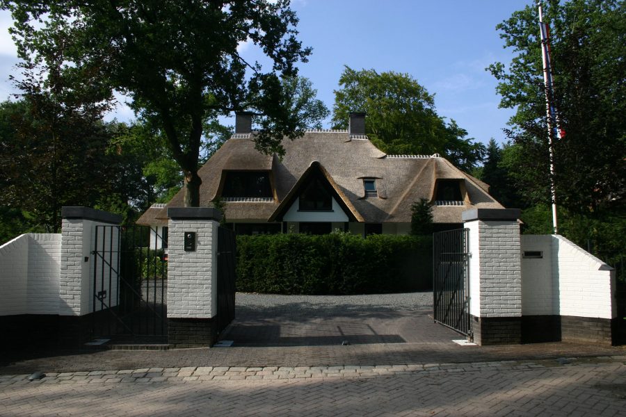 Luxe rietgedekte villa bouwen