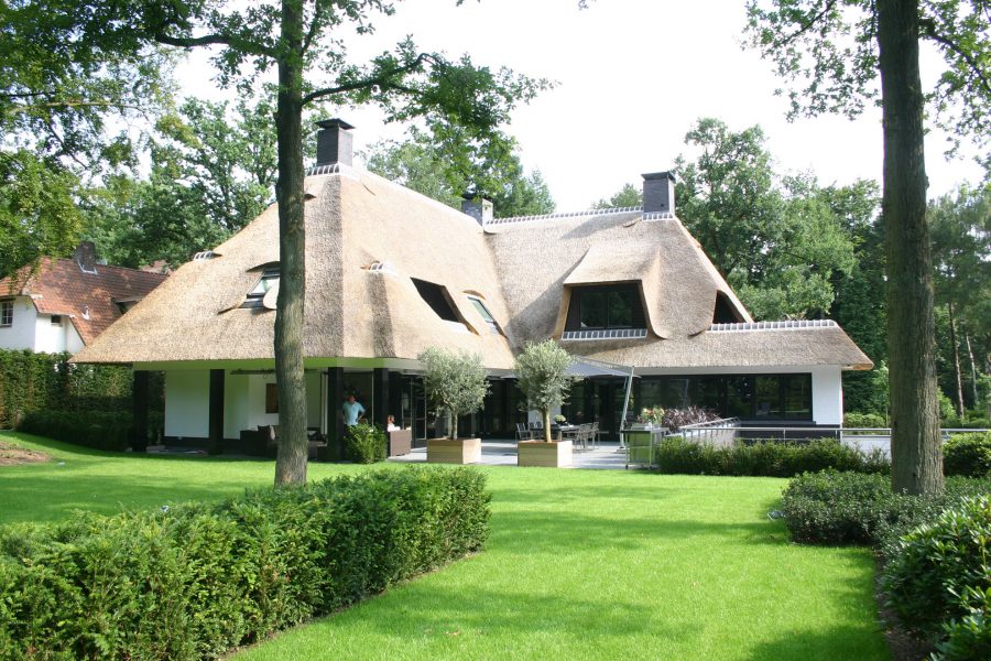 Luxe rietgedekte villa bouwen