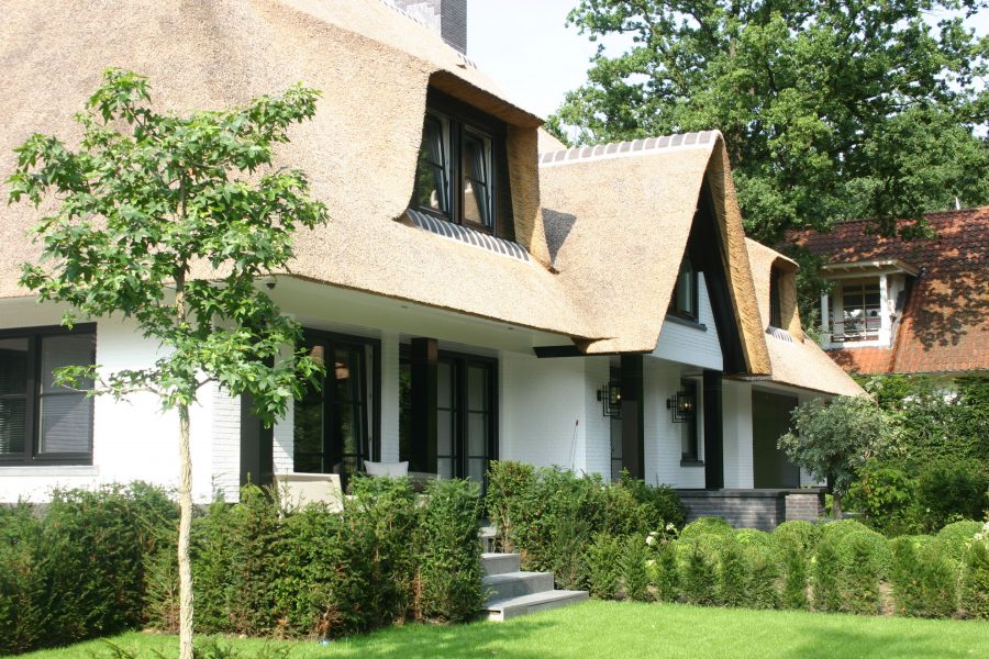 Luxe rietgedekte villa bouwen