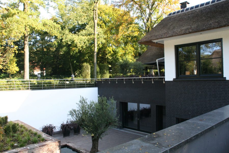 Luxe rietgedekte villa bouwen